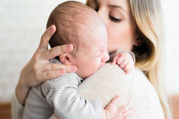 روش هایی برای گرفتن آروغ نوزاد