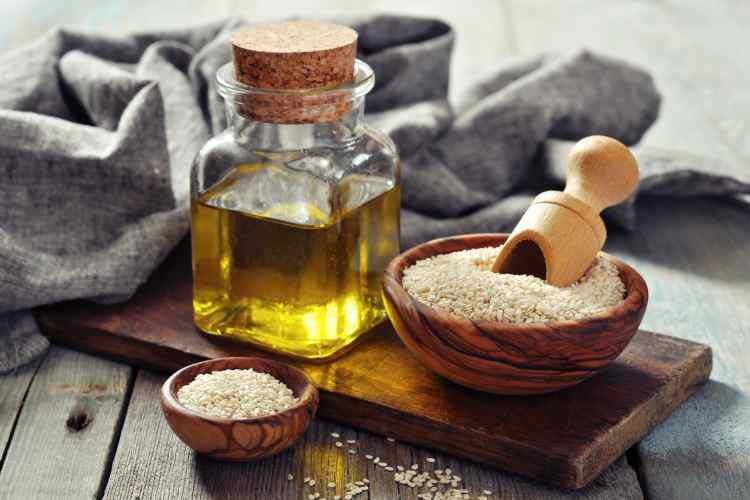 خواص روغن کنجد :۳۵ فایده روغن کنجد برای مو ، پوست و سلامتی