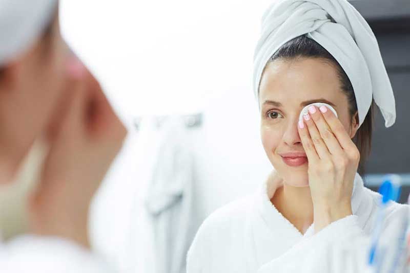چگونه ریمل ضدآب را پاک کنیم؟